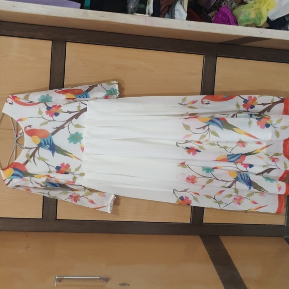 Dresses & Skirts - Pretty floral gown